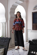 Load image into Gallery viewer, The Laurence blouse - Ikat black